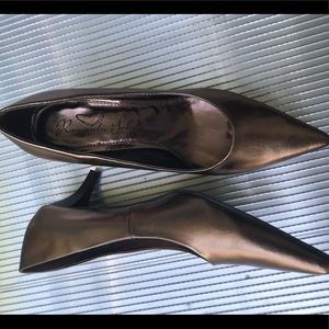 ROMANTIC SOLES WOMEN’S GOLD SHOES